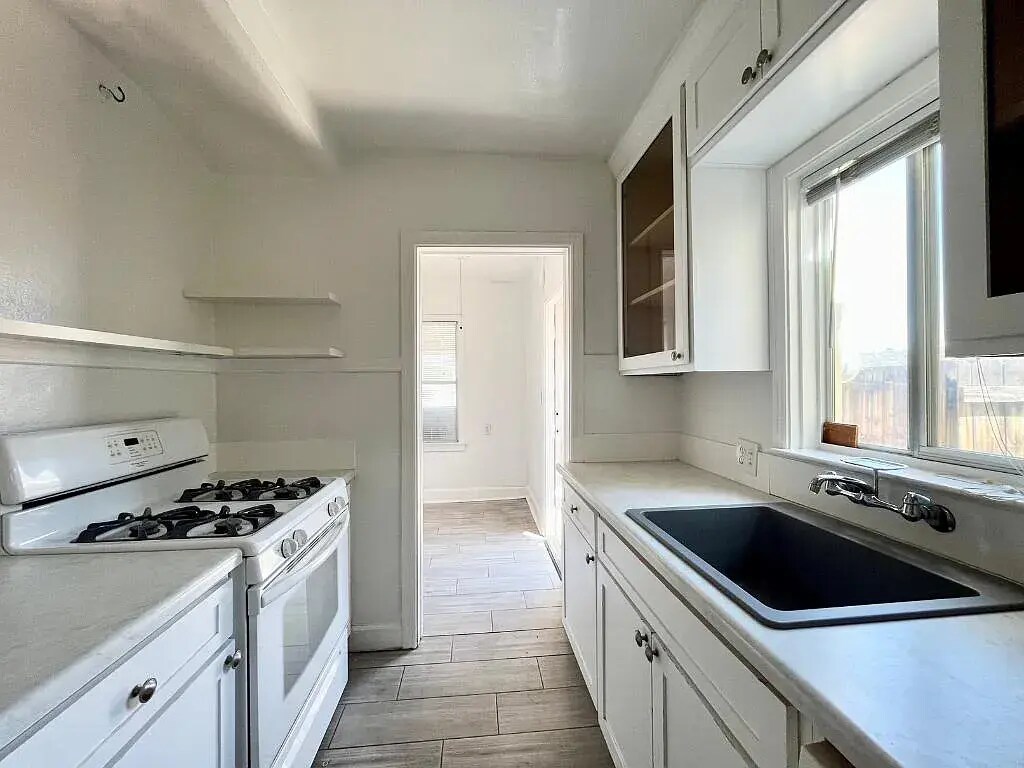 Kitchen, GAS stove, moving into Mud Room - 822 E Whitton Ave
