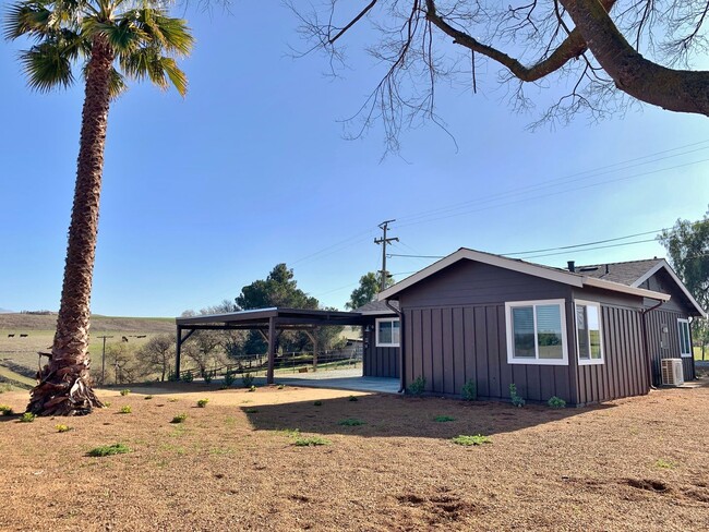 Building Photo - 2 Bedroom in the Country, Hollister