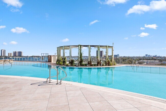 Building Photo - 220 Lake Shore Dr