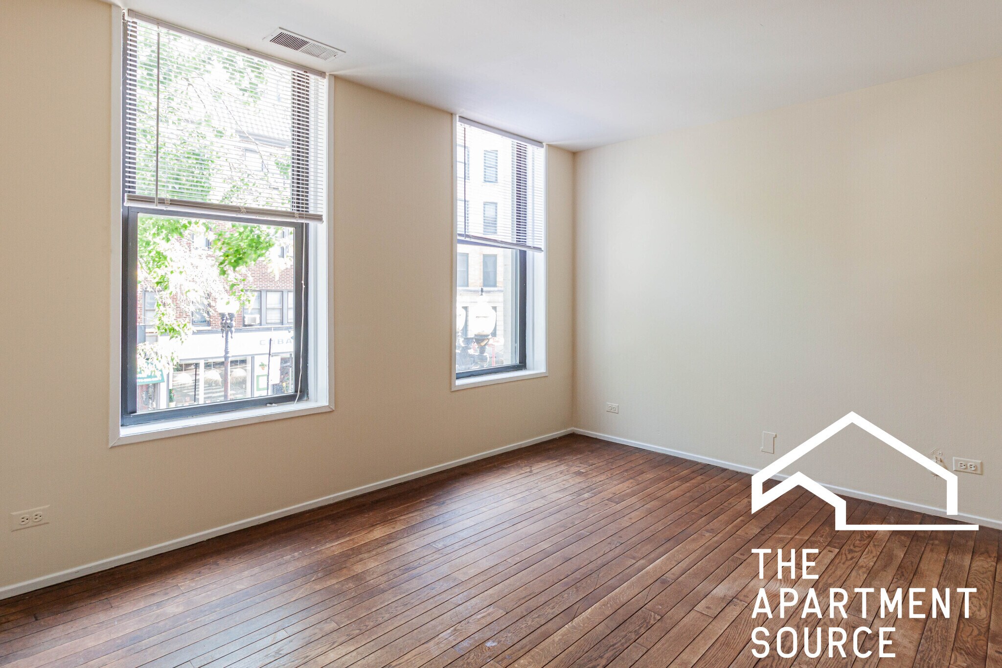 Building Photo - 610 W Surf St