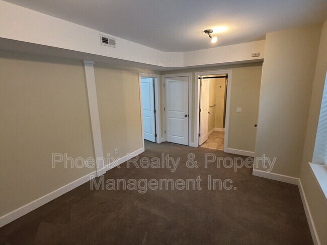 Building Photo - 454 N Finch Ave