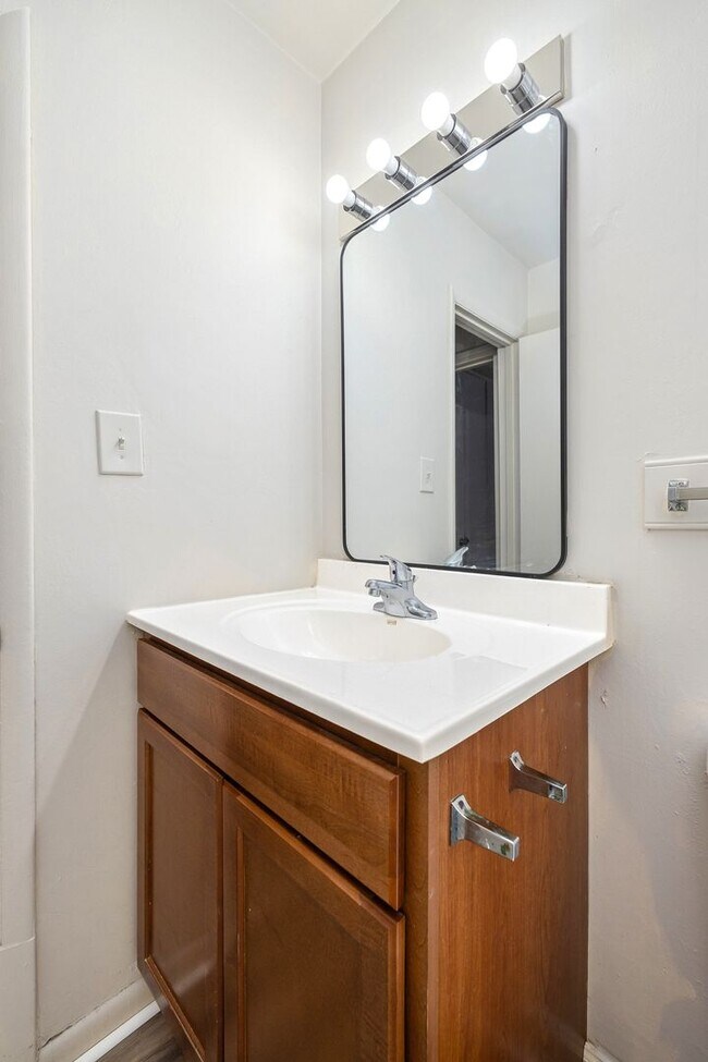 Building Photo - Newly Renovated 5 Bedroom Unit!