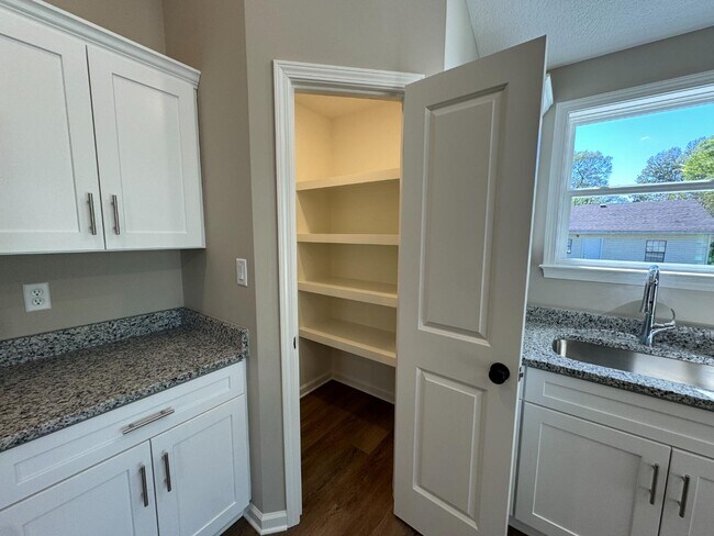 Building Photo - 2508 Vine St