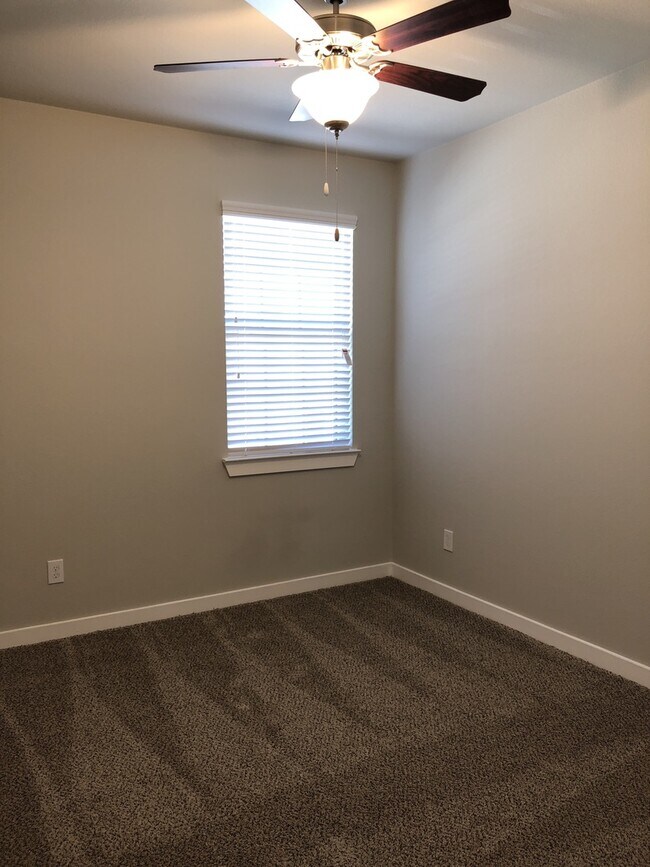 Building Photo - 1044 Sierra Vista Ct