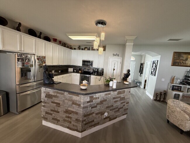 Building Photo - "Spacious 3-Bedroom Retreat with Bonus roo...