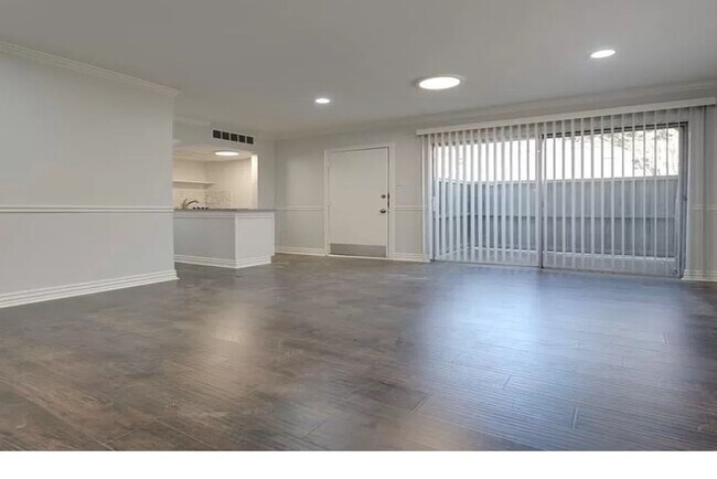 Building Photo - Conveniently located condo in Dallas