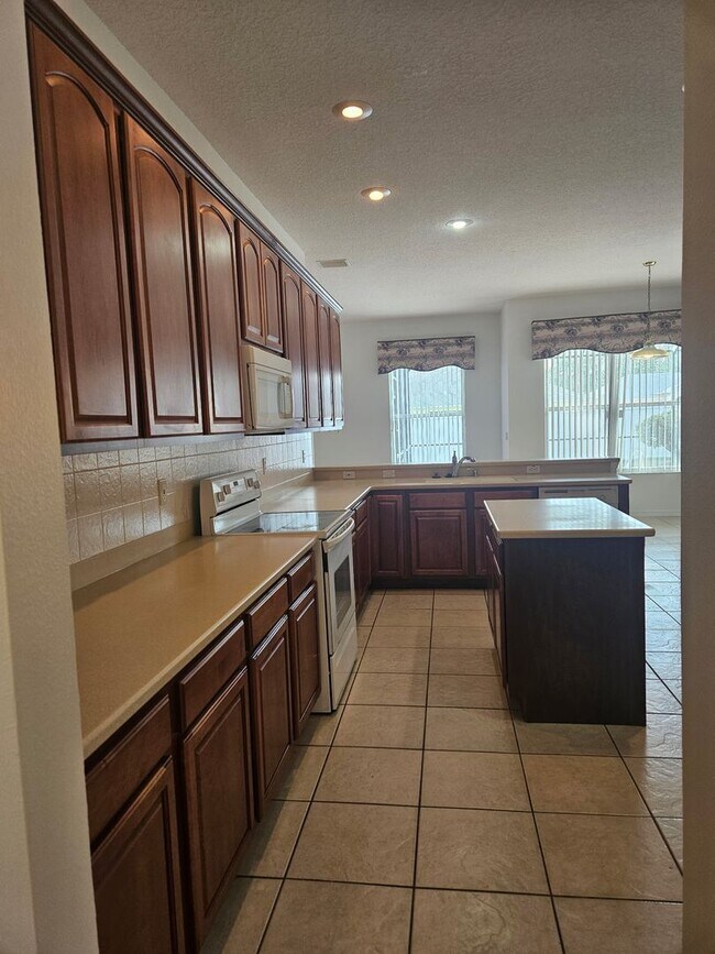 Building Photo - 4 BEDROOM 3 FULL BATH HOME WITH A SCREENED IN POOL IN THE BEAUTIFUL PALM COAST