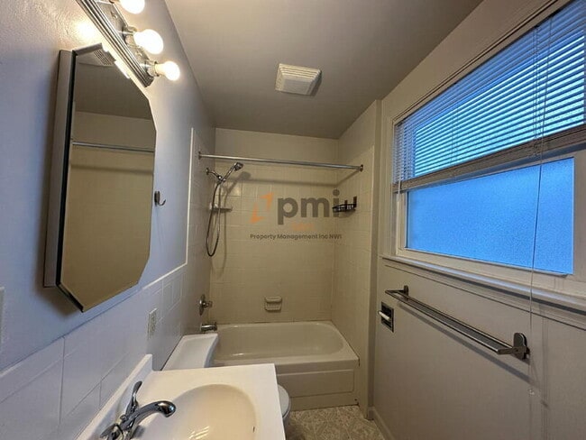 Building Photo - 703 Elm St