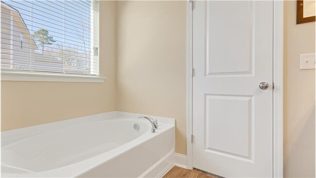 Building Photo - 170 Whitaker Way N