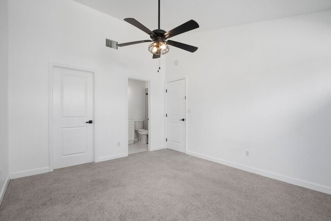 Building Photo - Well-maintained,2 bed 2 bath two-story condo located in Fort Myers