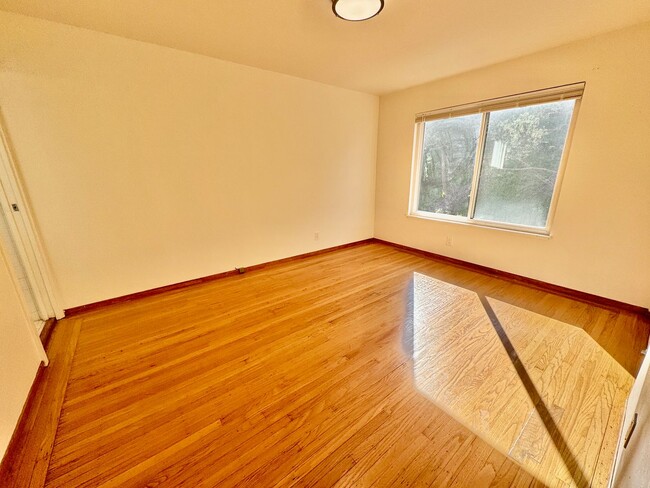 Building Photo - Updated Upstairs 3Bed/2Ba Home in Daly City with Views!
