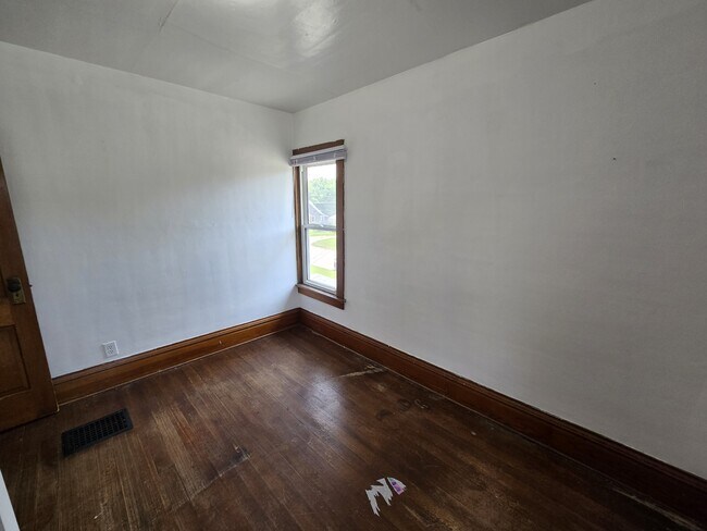 Building Photo - 302 Long St