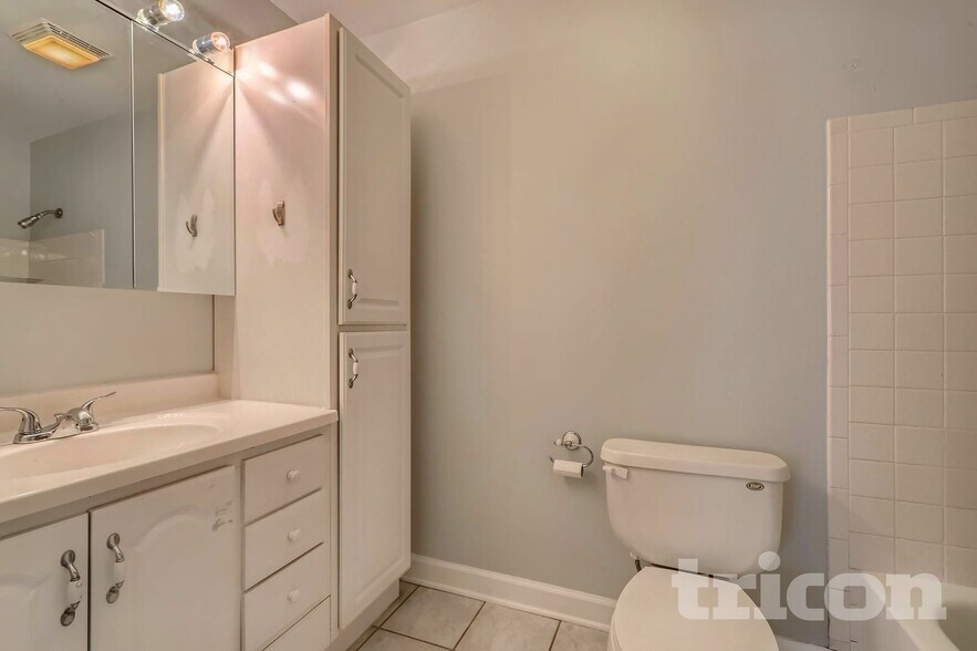 Building Photo - 2453 Crescent Ln S