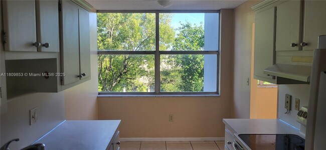 Building Photo - 1300 NE Miami Gardens Dr