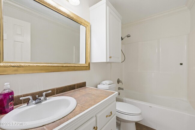 Building Photo - 206 Oak Hill Ln