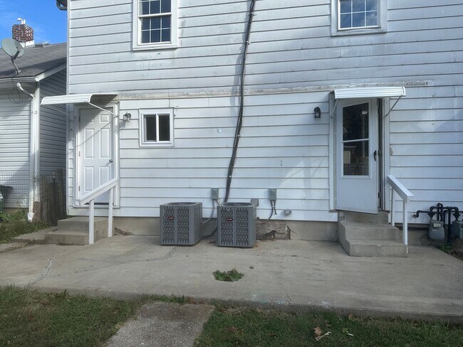 Building Photo - CHARMING, 1 BEDROOM UPPER LEVEL DUPLEX AVAILABLE NOW!