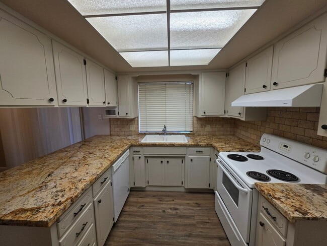 Building Photo - 2 bedroom 1 bathroom condo near Country Club!