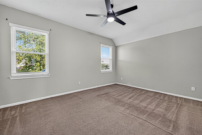 Building Photo - 11603 Oak Lake Park Dr