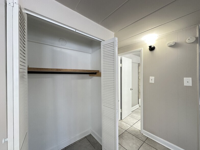 Building Photo - 9632 Ivanhoe Ave