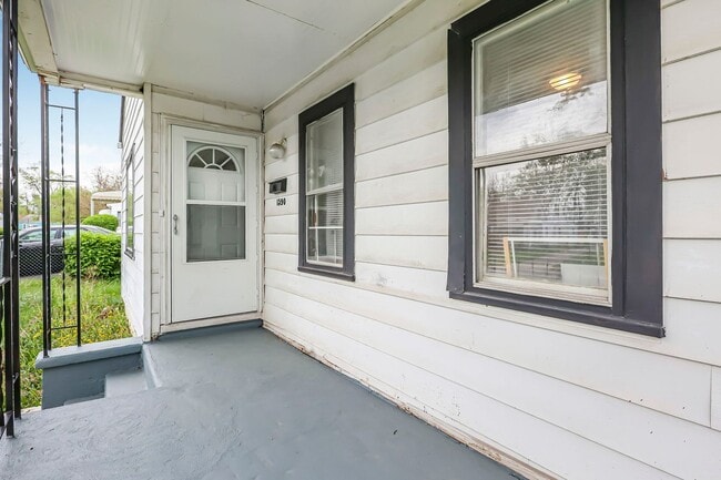 Building Photo - Newly Renovated - 3 Bed, 1.5 Bath Single-Family Home w/ Garage!!