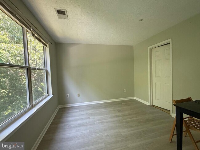 Building Photo - 10019 Vanderbilt Cir