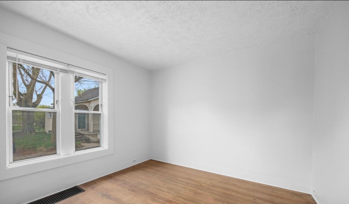 Building Photo - 911 Zeeland Ct NE