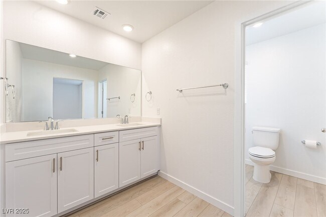 Building Photo - 943 Watford Pl