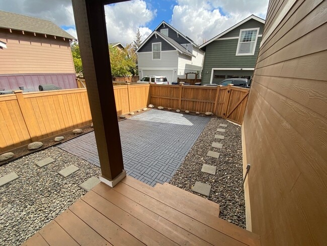 Building Photo - Oakview 3 Bedroom Beauty w/huge Bonus Room!