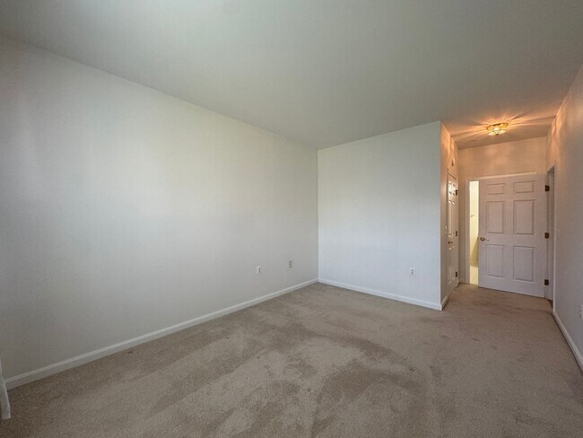 Building Photo - Bright And Cozy 3 Bed 2 Bath Condo With La...