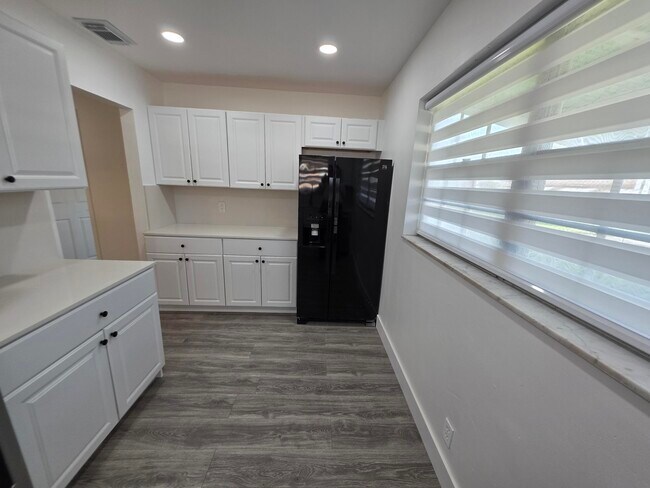Building Photo - 718 Whippoorwill Ln