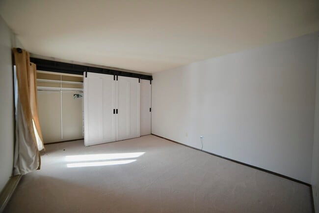 Building Photo - 1906 E Shorewood Blvd