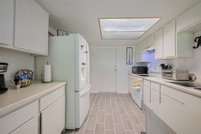 Building Photo - 7010 Foxmar Ln
