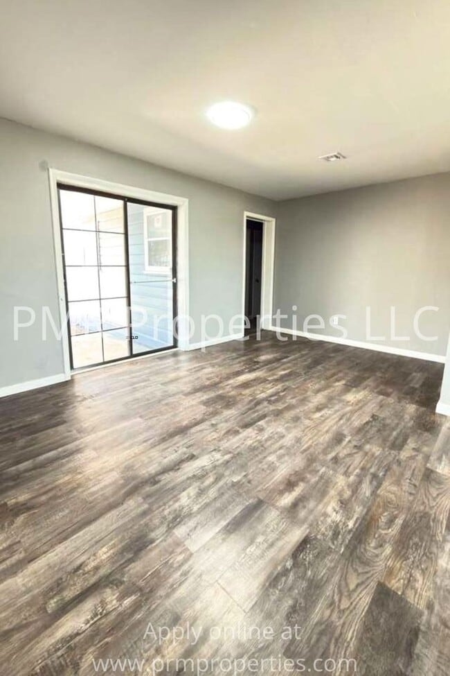 Building Photo - 4 Bedrooms / 2.5 Bathrooms House