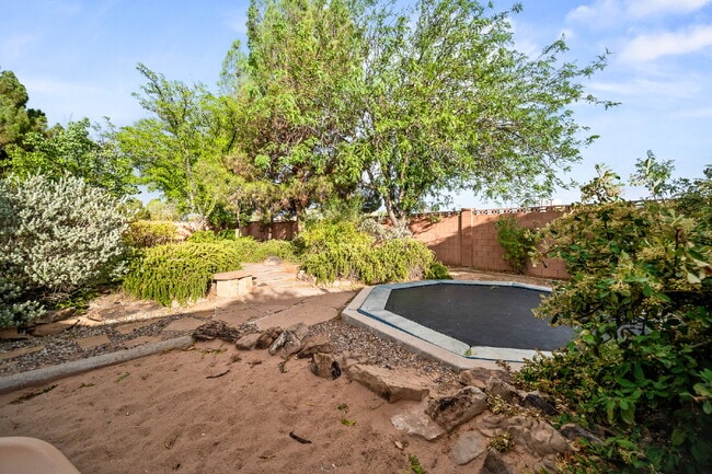 Building Photo - "Spacious 4-Bedroom, 4.5 Bathroom 4792 sq. ft. Retreat with Scenic Views and Cozy Fireplace in St...