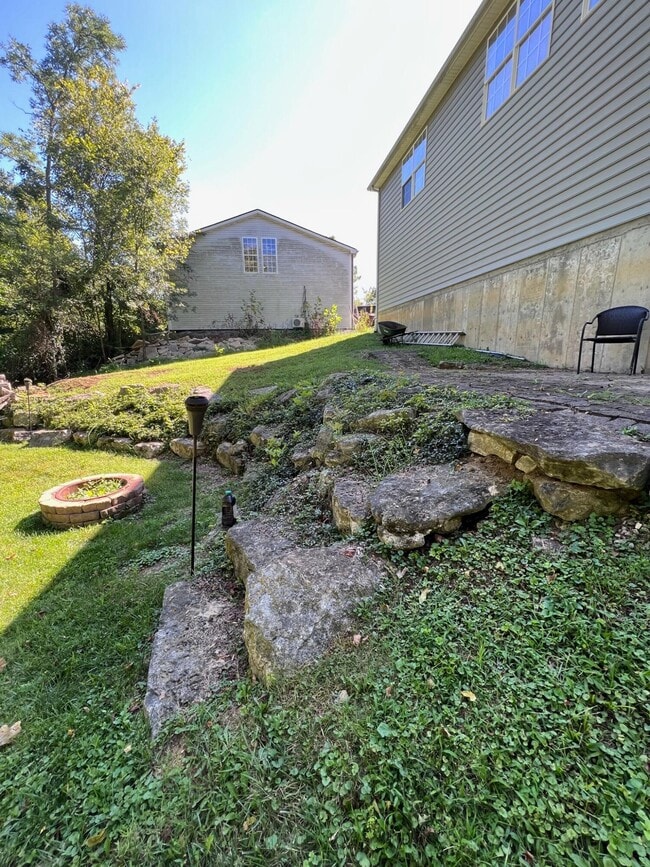 Building Photo - 212 Lakeside Dr