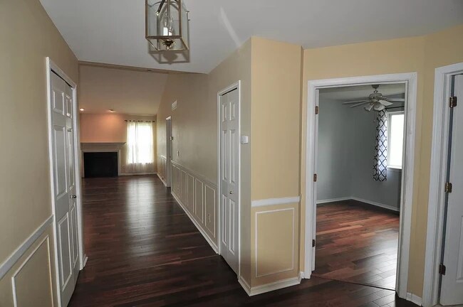 Building Photo - 6561 Robin Ct