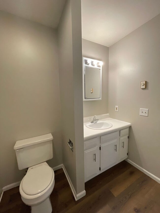 Building Photo - Welcome to this beautifully renovated 2-bedroom, 1.5-bathroom home in Columbus, OH!