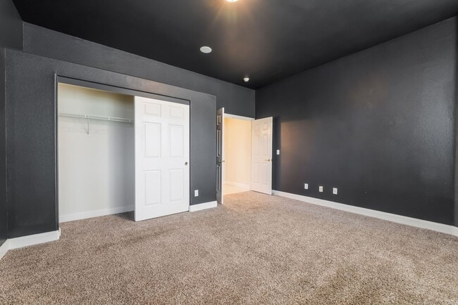 Building Photo - Beautiful Three Story, Five Bedroom Home w...