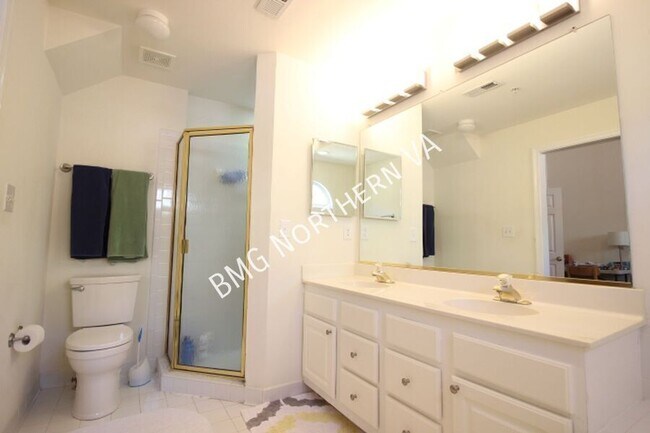 Building Photo - 2304 N Greenbrier Ct