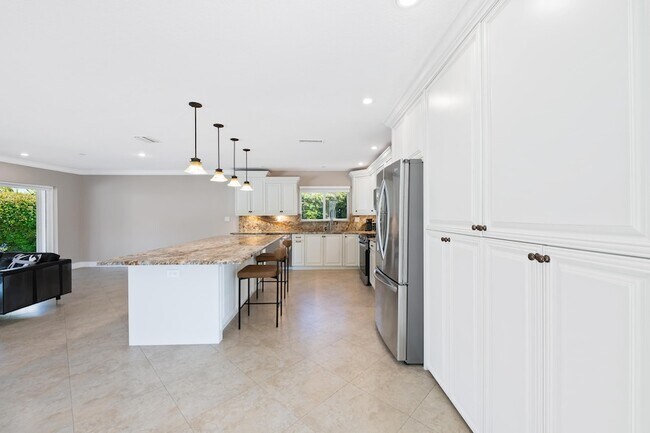 Building Photo - 1120 Renmar Dr