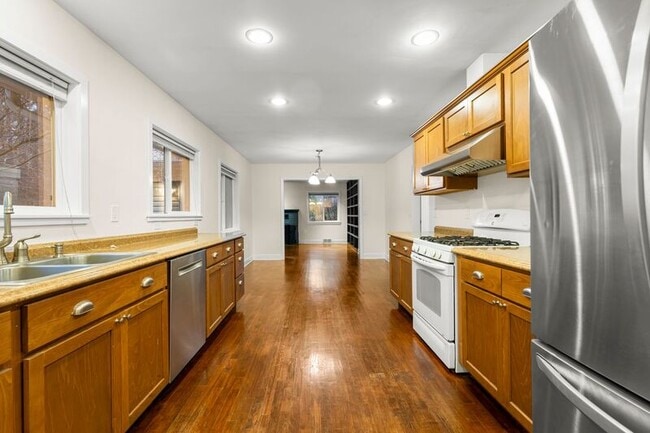 Building Photo - 9702 SW Brookside Dr