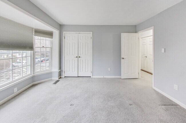 Building Photo - Spectacular 3 Bed + LOFT + 3.5 Bath- Custom Kitchen & Master Retreat w/ Beautiful Updates
