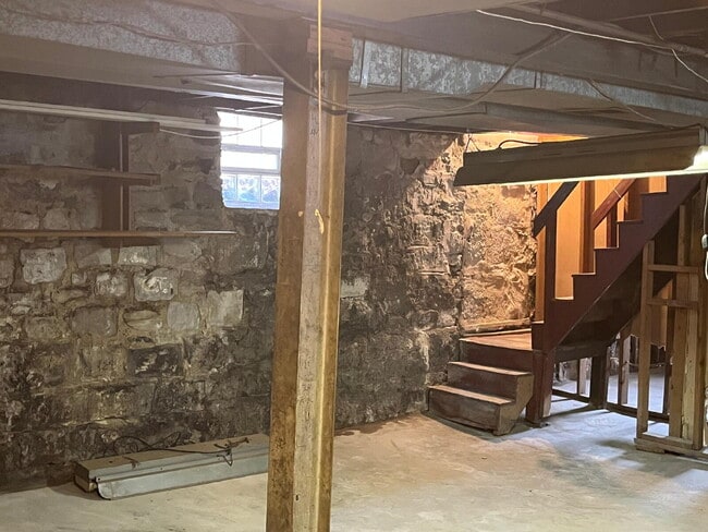 Building Photo - "Charming 3-Bedroom Home with Cozy Fireplace & Gleaming Hardwood Floors!" SECTION 8 PREFERRED!