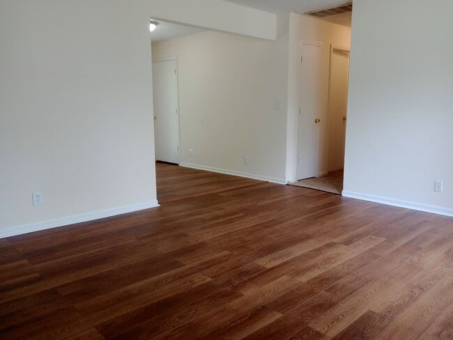 Building Photo - Darling 3 Bedroom Ranch with Fully Fenced ...