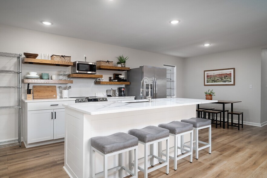 Building Photo - 1528 E Devine St