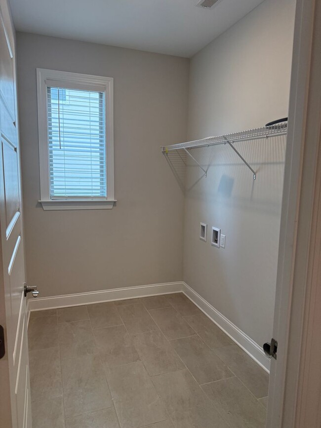Building Photo - Easy access in Red Bank