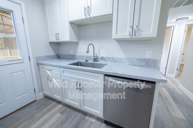 Building Photo - 7256 S Land Park Dr