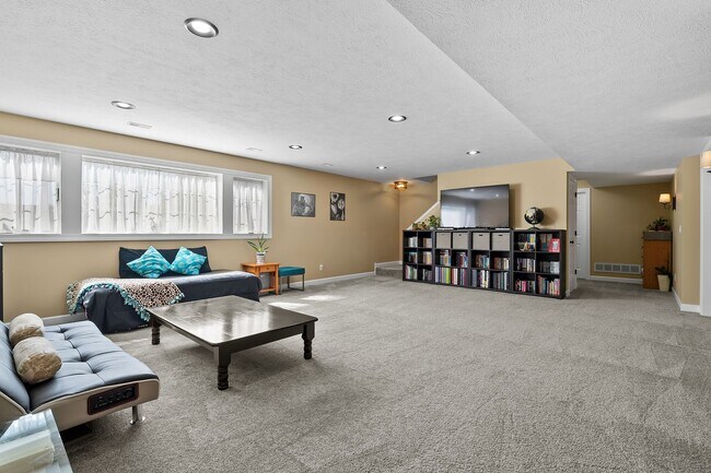 Building Photo - Four bedroom, 3 Bathroom with Bonus Room a...