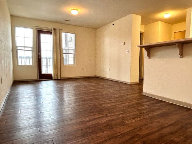 Building Photo - 2 Bedroom Apartment, Great Location!