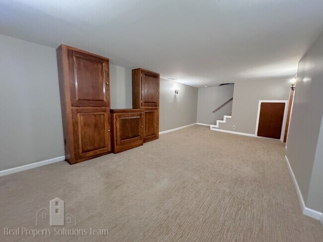 Building Photo - Two Story Home in Upper Arlington with att...